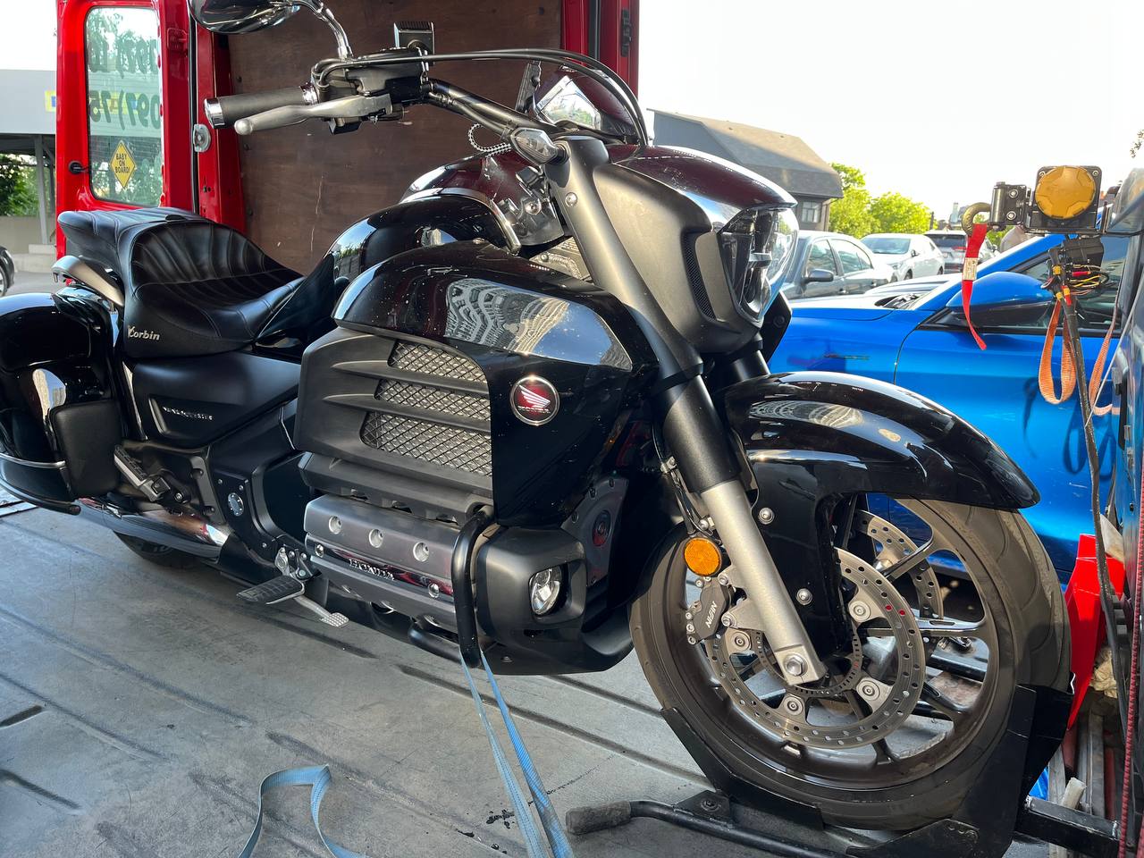 Honda GL1800C Valkyrie/F6C Valkyrie — туристичний мотоцикл. Видно комфортну посадку, великий багажник та захисні елементи.